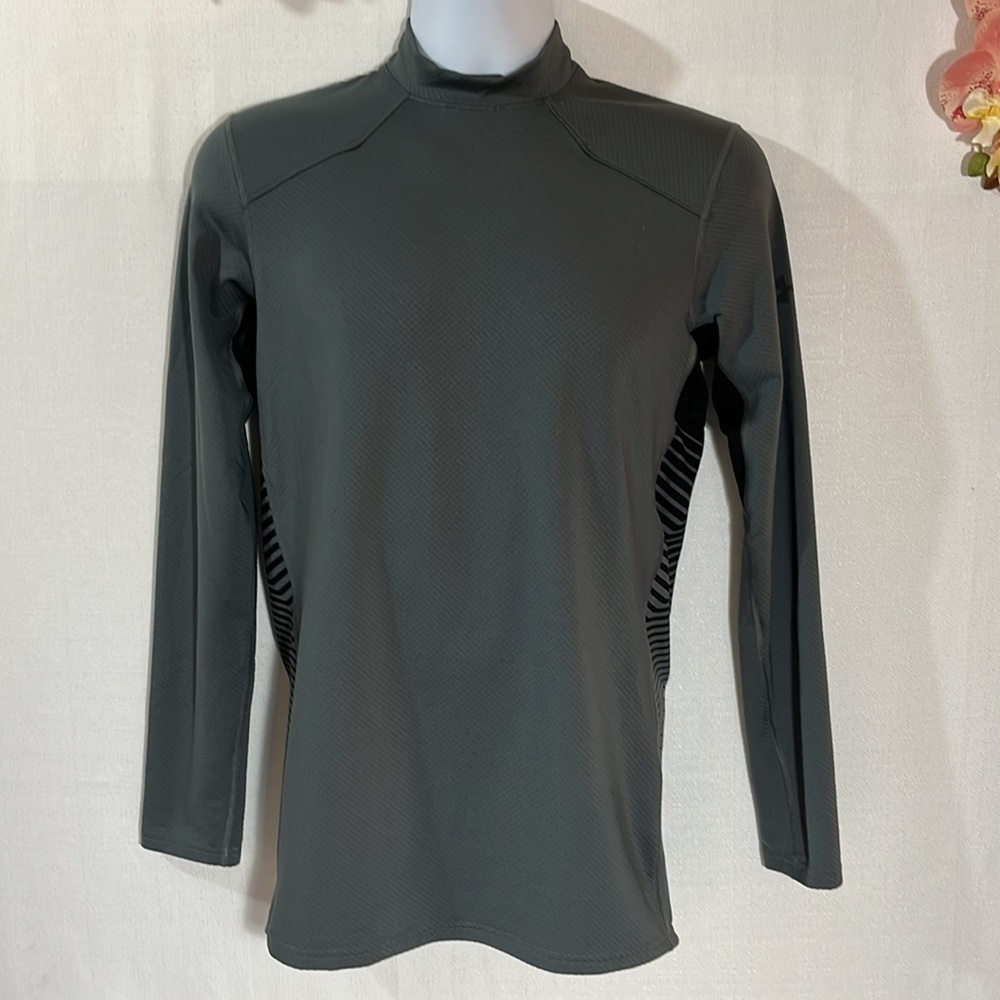 UNDER Armour small jersey, gray in good condition